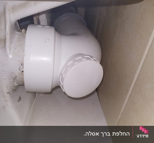 צינור פלסטיק לבן עם חיבורי אינסטלציה